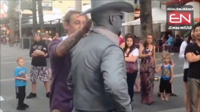 Estatua humana golpea a hombre por bullying. VIDEO