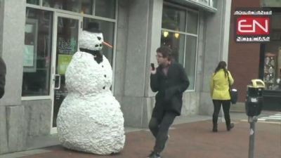 Hombre de nieve maligno aterroriza Boston. VIDEO