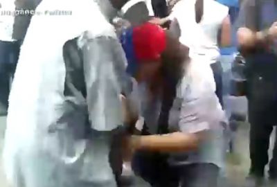 Policía de Maduro ataca con gas pimienta a abuelos. VIDEO