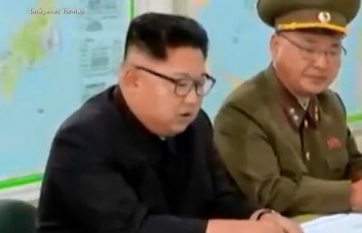 Abre Kim Jong-un compás de espera antes de atacar Guam. VIDEO
