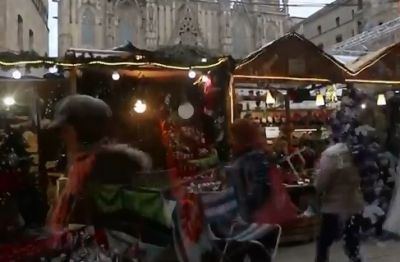 Mercado navideño se instala frente a Catedral de Barcelona. VIDEO