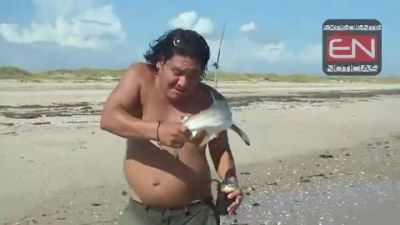 Lo muerde tiburón por presumido. VIDEO