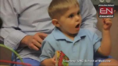 Conmovedor momento: niño escucha por primera vez. VIDEO
