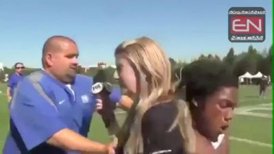 Reportera es arrollada por un jugador de futbol americano. VIDEO