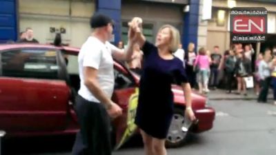 Mujer pone a bailar ‘Get lucky’ a taxista. VIDEO