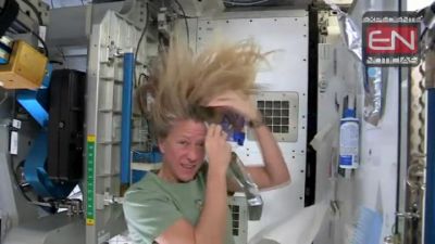 Astronauta demuestra cómo lavarse el pelo en el espacio. VIDEO