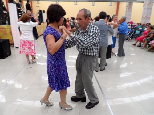 Celebran abuelitos con danzón en Azcapotzalco