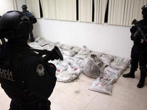 Aseguran tonelada de "cocaína negra" en el AICM