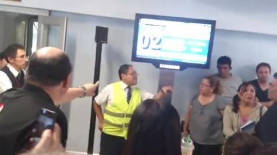 Tras vuelo cancelado golpean a empleado de VivaAerobús. VIDEO
