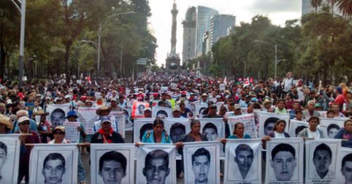 Padres de los 43 normalistas de Ayotzinapa marchan a 11 meses de su desaparición